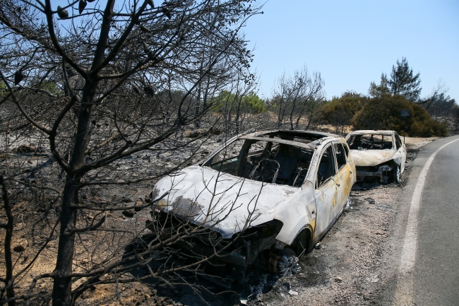 Seferihisar'daki yangında hasar gören araçlar kaldırılıyor