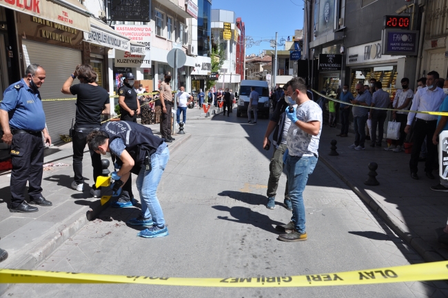 Silahlı soyguncuya direnen kuyumcu ağır yaralandı