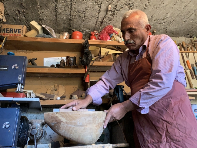 İnşaat ustası köy evindeki atölyede bağlama yapıyor