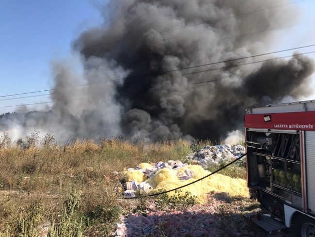Sakarya'da çöplük yangını: Gökyüzünü siyah dumanlar kapladı