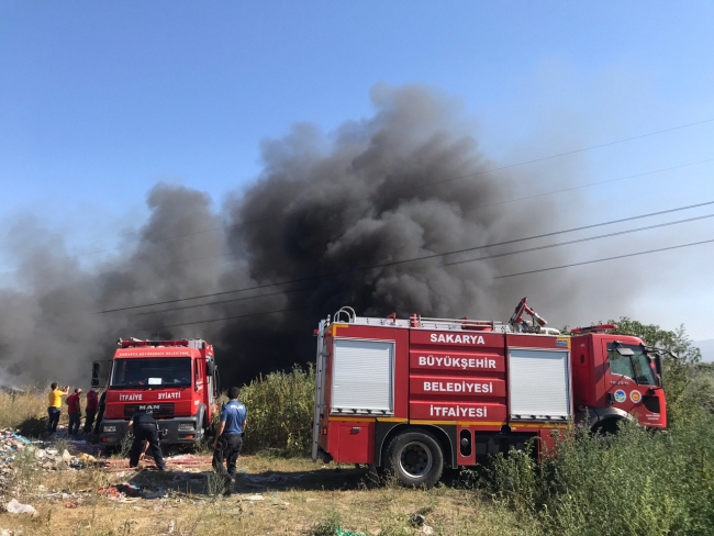 Sakarya'da çöplük yangını: Gökyüzünü siyah dumanlar kapladı