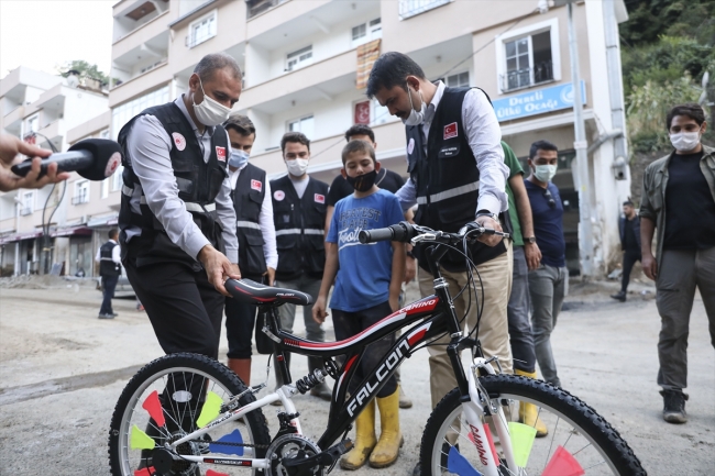 Bakan Kurum selde bisikleti kaybolan çocuğun yüzünü güldürdü