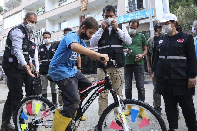 Bakan Kurum selde bisikleti kaybolan çocuğun yüzünü güldürdü