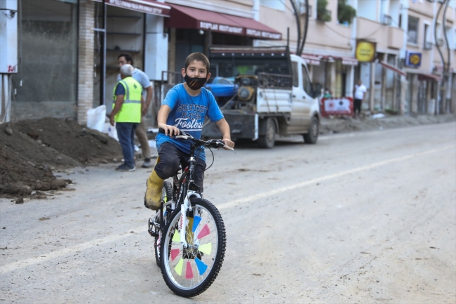 Bakan Kurum selde bisikleti kaybolan çocuğun yüzünü güldürdü