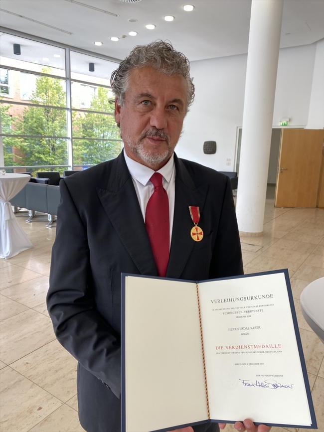Eski milli futbolcu Erdal Keser'e Almanya devlet liyakat nişanı
