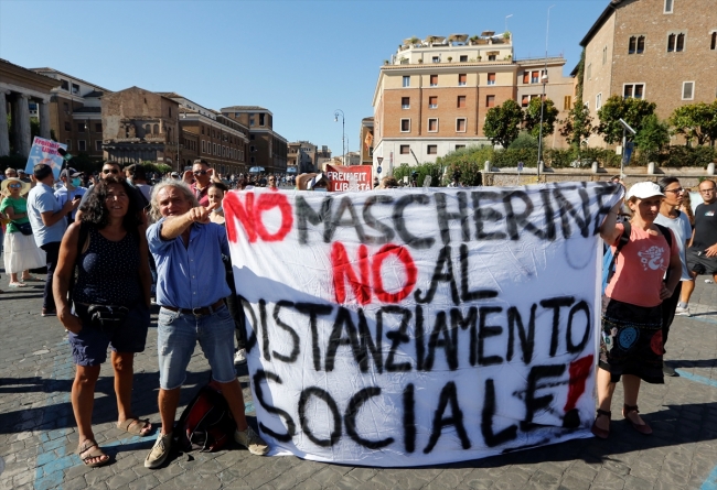İtalya'da koronavirüs önlemleri protesto edildi