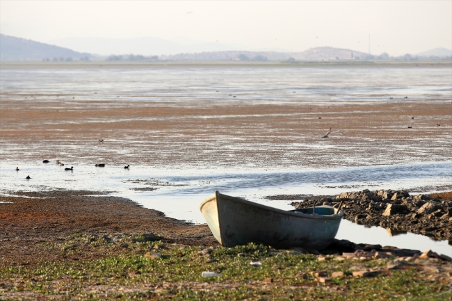 Marmara Gölü'nde su seviyesi yüzde 1,5'a kadar düştü