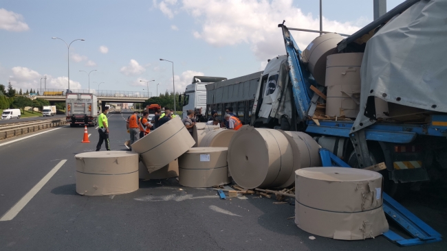 Kocaeli'de kağıt yüklü tır park halindeki tıra çarptı: 1 yaralı