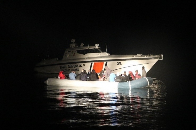 Balıkesir'de Türk kara sularına itilen 32 düzensiz göçmen kurtarıldı
