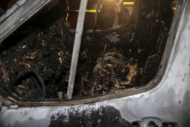 Ankara'da park halinde yanan kamyonet kullanılamaz hale geldi