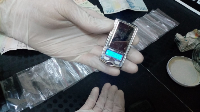 Araba anahtarı görünümünde terazi kullanan uyuşturucu şüphelisi yakalandı