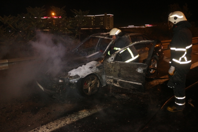 Otoyolda yanan otomobil kullanılamaz hale geldi