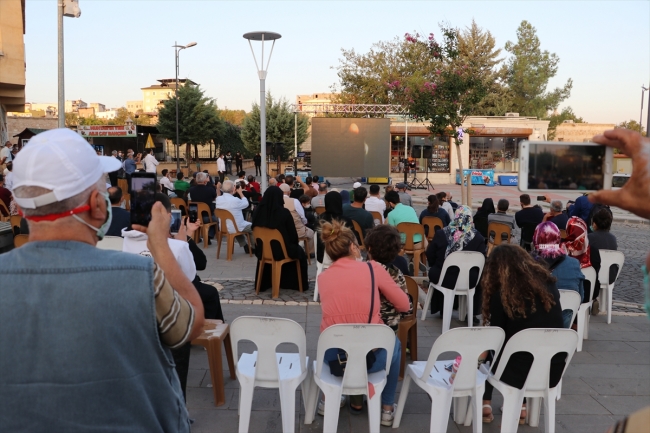 Yılda iki kez gerçekleşen 'ışık hadisesi'ni izlemek için bir araya geldiler