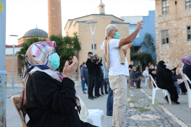 Yılda iki kez gerçekleşen 'ışık hadisesi'ni izlemek için bir araya geldiler