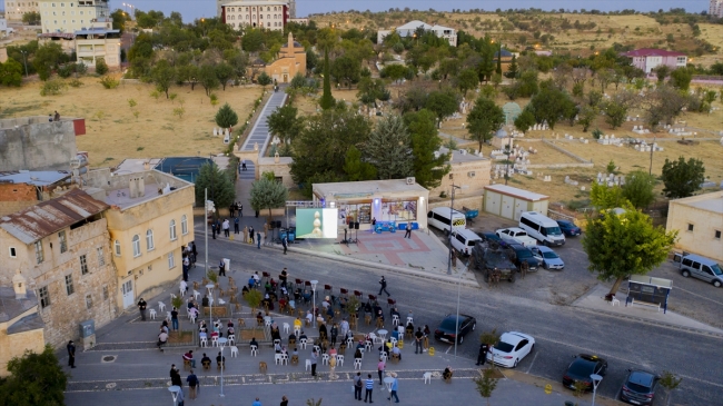 Yılda iki kez gerçekleşen 'ışık hadisesi'ni izlemek için bir araya geldiler