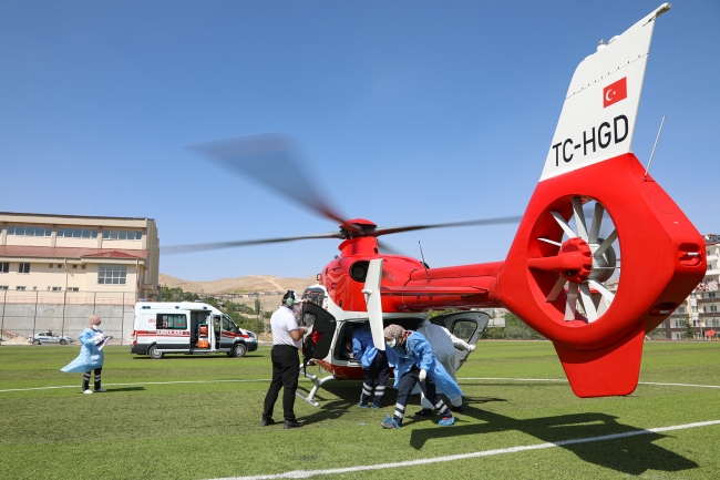 Ambulans helikopter COVID-19 hastası için havalandı