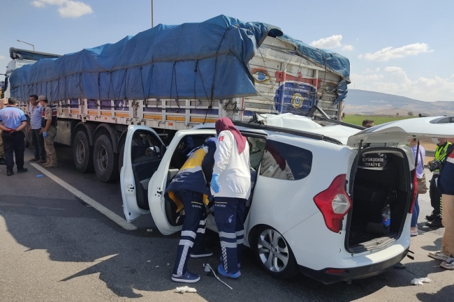 Gaziantep'te hafif ticari araç tıra çarptı: 3 ölü, 2 yaralı