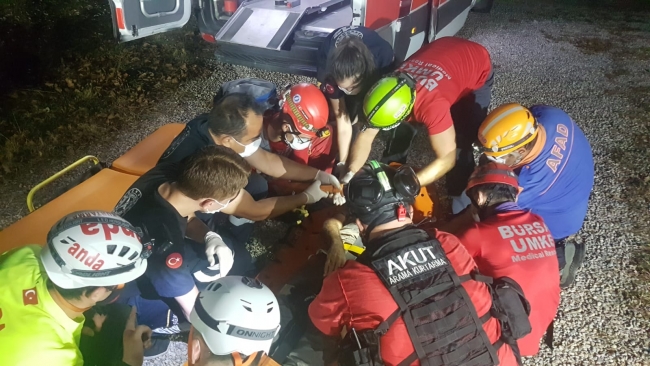 Bursa'da kestane toplarken uçuruma yuvarlanan kişi kurtarıldı