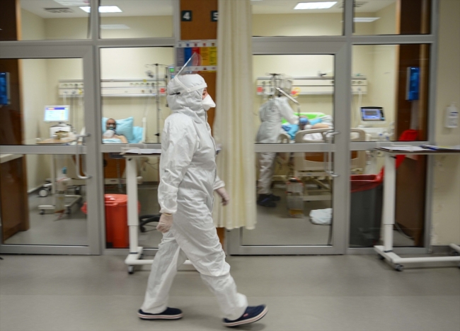 'Gençlerde de ağır seyreden vakalar görüyoruz, rehavete kapılmasınlar'