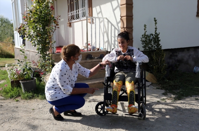 Van Büyükşehir Belediyesinden 4 engelliye tekerlekli sandalye desteği