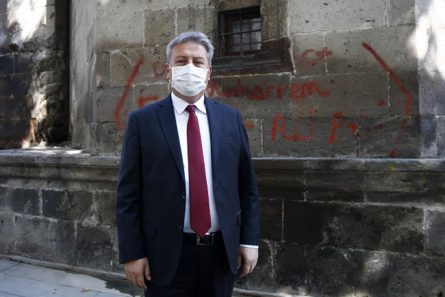 Kayseri'de asırlık yapıların üzerindeki yazılar temizleniyor