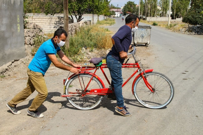 Birbirlerine ayak ve göz olan iki arkadaşa tandem bisiklet hediye edildi