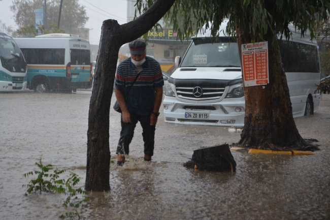Ayvalık'ta şiddetli yağış ve lodos etkili oldu