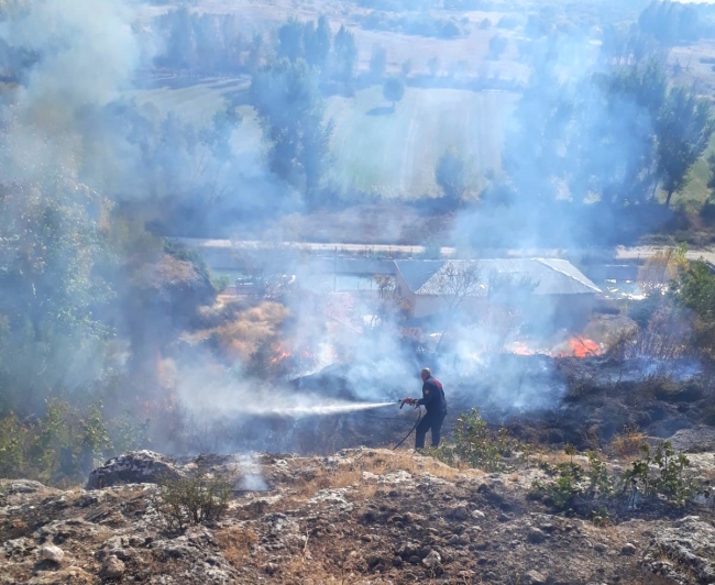Yangından etkilenen kirpiyi itfaiye eri kurtardı