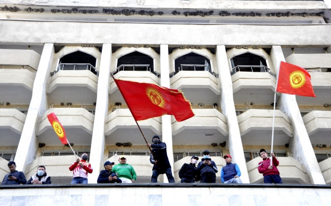 Kırgızistan Başbakanı Caparov, cumhurbaşkanlığı yetkililerini devraldı