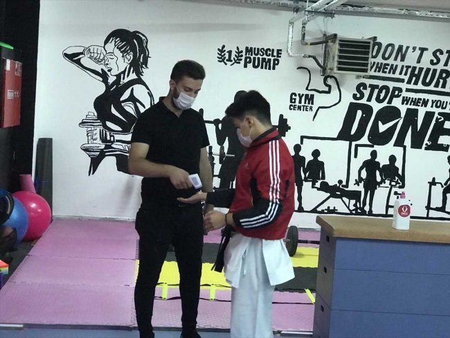 Genç sporcular koronavirüse karşı özel kum torbalarıyla çalışıyor