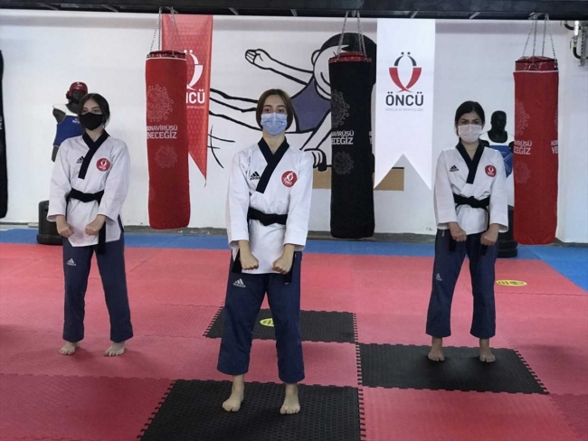 Genç sporcular koronavirüse karşı özel kum torbalarıyla çalışıyor