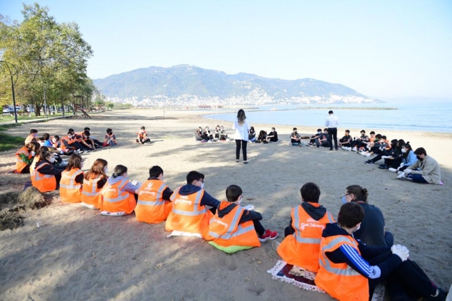 Kumsalda ders gören öğrenciler teneffüste çöp topladı