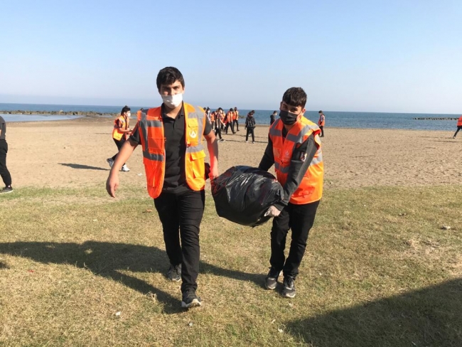 Kumsalda ders gören öğrenciler teneffüste çöp topladı