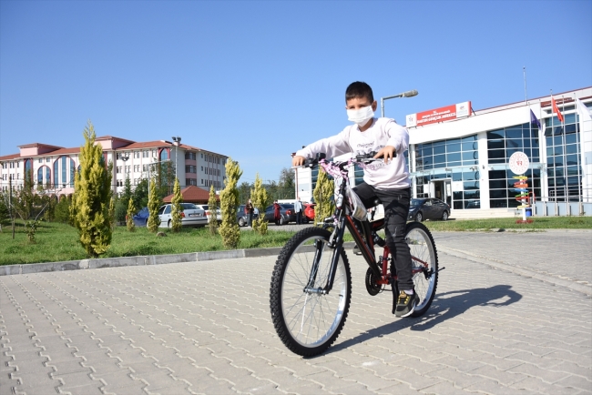 Bisikleti ezilen Utku'ya Bakan Kasapoğlu'dan bisiklet hediyesi