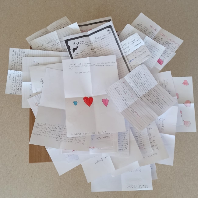 Minik öğrencilerden sağlık çalışanlarına duygu dolu mektuplar