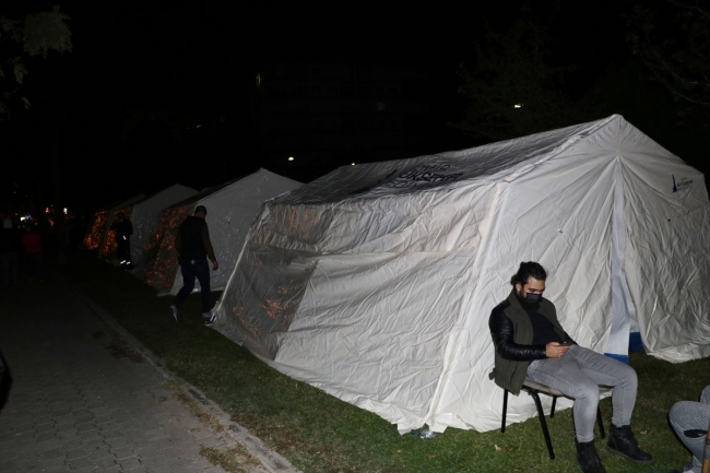 Depremzedeler çadırda sabahladı