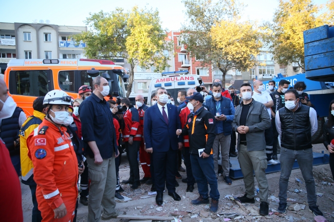 Sağlık Bakanı Koca, deprem bölgesinde incelemelerde bulundu