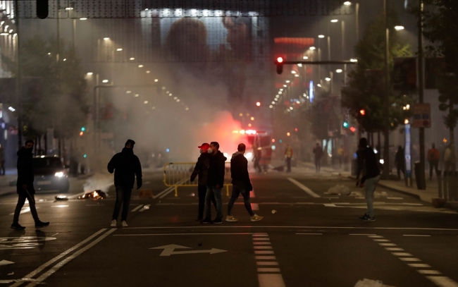 İspanya'da tedbirlere karşı protestolarda sokaklar savaş alanına döndü