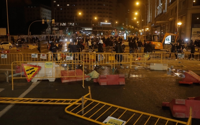 İspanya'da tedbirlere karşı protestolarda sokaklar savaş alanına döndü
