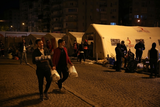 8 binada arama kurtarma çalışmaları devam ediyor