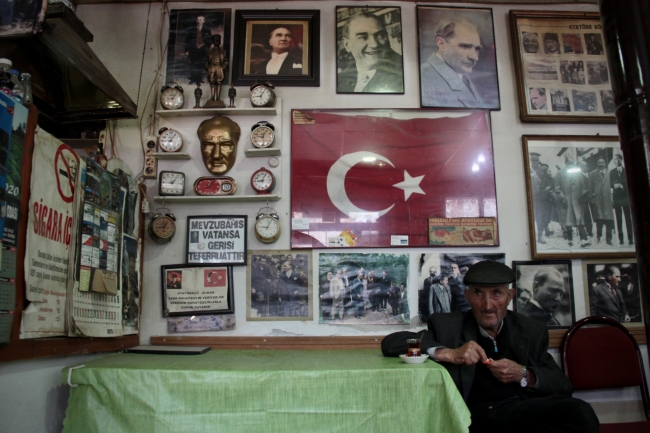 Atatürk posterleriyle donatılan kahvehanede saatler her zaman 9'u 5 geçiyor