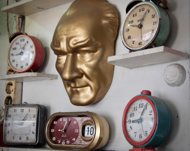 Atatürk posterleriyle donatılan kahvehanede saatler her zaman 9'u 5 geçiyor