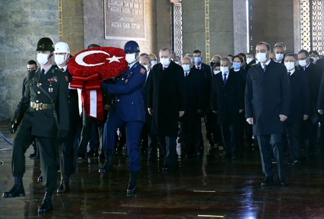 Cumhurbaşkanı Erdoğan ve devlet erkanı Anıtkabir'i ziyaret etti