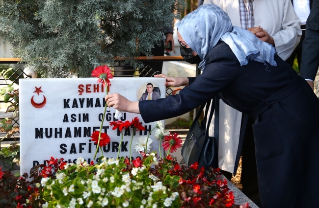 Ayşegül Safitürk, eşinin mezarına karanfil bıraktı.