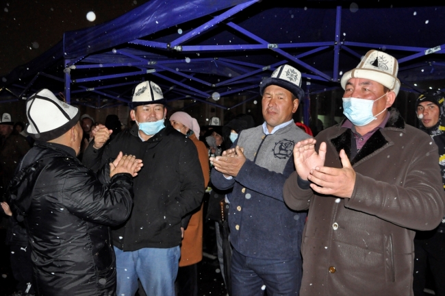 Manas Destanı'nı aralıksız 14 saat okudu