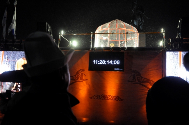 Manas Destanı'nı aralıksız 14 saat okudu