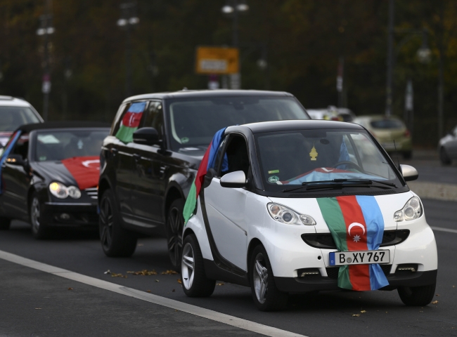 Azerbaycan'ın Dağlık Karabağ zaferi Berlin'de araç konvoyuyla kutlandı
