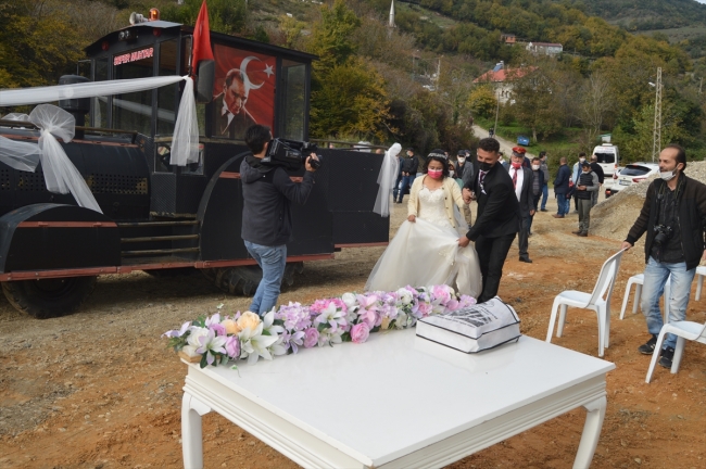 Traktör gelin arabası oldu