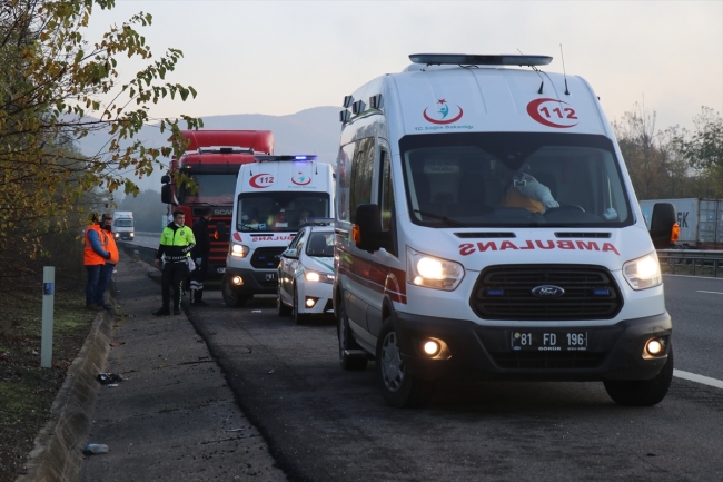 Anadolu Otoyolu'nda otomobil devrildi: 3 yaralı