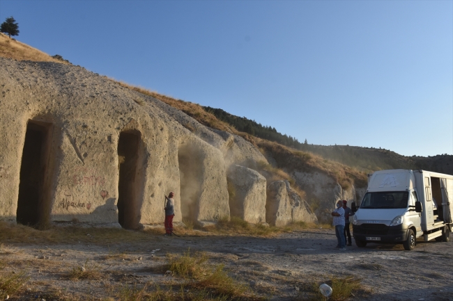 Utanç yazıları siliniyor: Lütfen aşkınızı dağa taşa değil, gönlünüze yazın